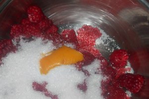 Prajitura cu crema de vanilie si sos de  zmeura