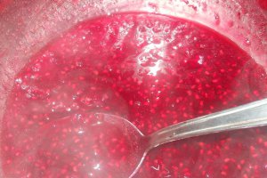 Prajitura cu crema de vanilie si sos de  zmeura