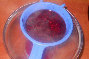 Prajitura cu crema de vanilie si sos de  zmeura