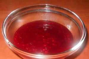 Prajitura cu crema de vanilie si sos de  zmeura