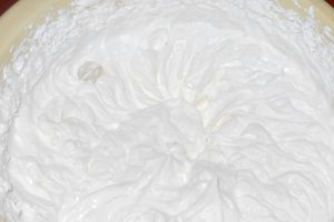 Prajitura cu crema de vanilie si sos de  zmeura