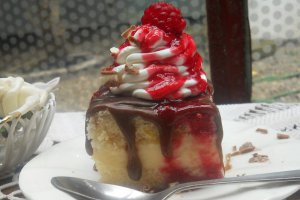 Prajitura cu crema de vanilie si sos de  zmeura