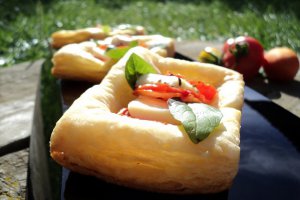 Minitarte cu rosii si crema de branza