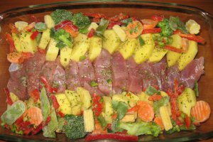 Muschiulet de porc la cuptor, cu legume si mirodenii