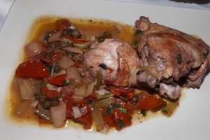 Pui cu rosii deshidratate, vin si oregano