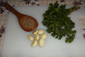 Tocăniţă de pui în sos delicios de legume şi bere