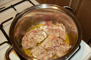 Tocăniţă de pui în sos delicios de legume şi bere