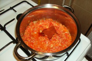 Tocăniţă de pui în sos delicios de legume şi bere