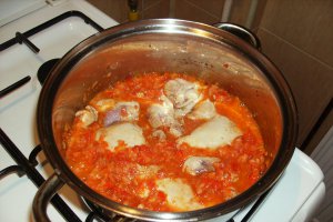 Tocăniţă de pui în sos delicios de legume şi bere