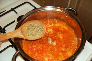 Tocăniţă de pui în sos delicios de legume şi bere