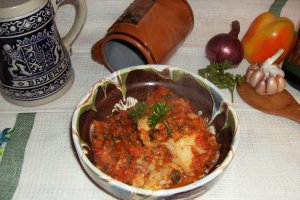 Tocăniţă de pui în sos delicios de legume şi bere