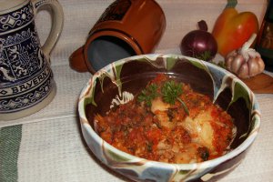 Tocăniţă de pui în sos delicios de legume şi bere