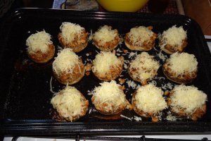 Ciuperci umplute cu carne de pui