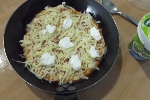 Pizza cu branzeturi si ciuperci de roua