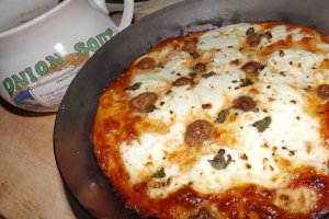 Pizza cu branzeturi si ciuperci de roua
