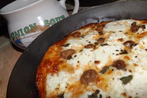 Pizza cu branzeturi si ciuperci de roua