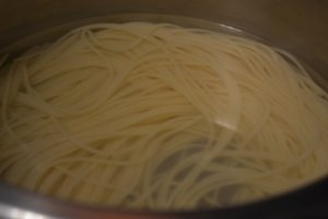 Spaghete cu sos de vinete