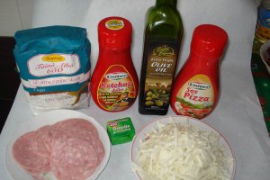 Pizza cu branza de oaie si salam cu sunca afumata