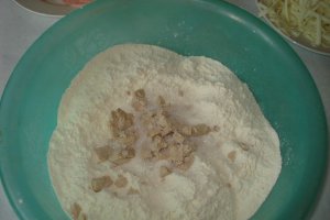 Pizza cu branza de oaie si salam cu sunca afumata
