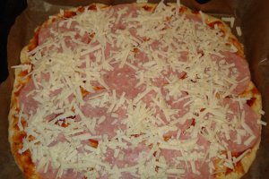 Pizza cu branza de oaie si salam cu sunca afumata