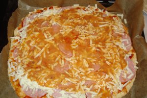 Pizza cu branza de oaie si salam cu sunca afumata