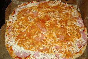 Pizza cu branza de oaie si salam cu sunca afumata