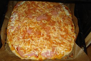 Pizza cu branza de oaie si salam cu sunca afumata