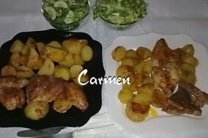 Aripioare de pui,pulpa de porc condimentate cu garnitura de cartofi la tava.