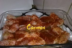 Aripioare de pui,pulpa de porc condimentate cu garnitura de cartofi la tava.