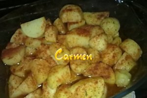 Aripioare de pui,pulpa de porc condimentate cu garnitura de cartofi la tava.