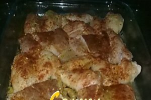 Aripioare de pui,pulpa de porc condimentate cu garnitura de cartofi la tava.