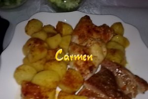 Aripioare de pui,pulpa de porc condimentate cu garnitura de cartofi la tava.