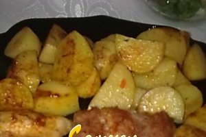 Aripioare de pui,pulpa de porc condimentate cu garnitura de cartofi la tava.