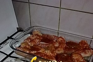 Aripioare de pui,pulpa de porc condimentate cu garnitura de cartofi la tava.
