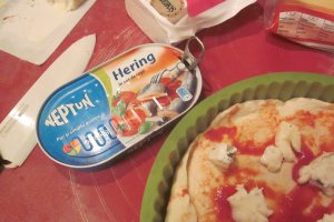 Pizza cu hering și sos de roșii