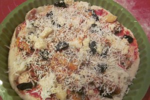Pizza cu hering și sos de roșii