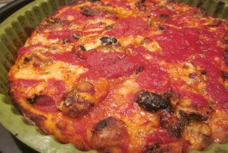 Pizza cu hering și sos de roșii