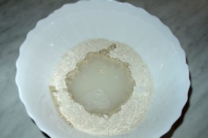 Paine din secara cu masline Kalamata, coaja de lamaie si herbes de Provence