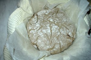 Paine din secara cu masline Kalamata, coaja de lamaie si herbes de Provence