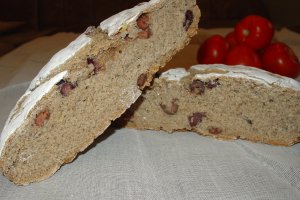 Paine din secara cu masline Kalamata, coaja de lamaie si herbes de Provence