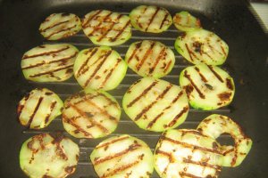 Piept de pui si dovlecel la tigaie grill