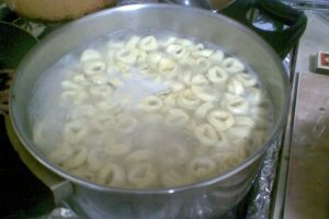 Tortellinni cu carne si sos de rosii