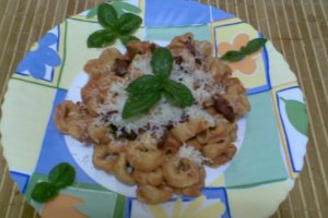 Tortellinni cu carne si sos de rosii