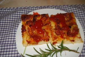 Pizza cu carnat si telemea Delaco