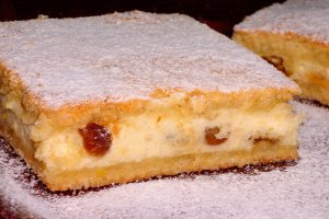 Desert placinta frageda cu branza dulce si stafide