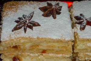 Desert placinta frageda cu branza dulce si stafide