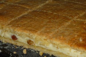Desert placinta frageda cu branza dulce si stafide