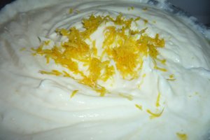 Desert placinta frageda cu branza dulce si stafide