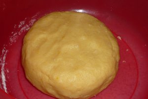 Desert placinta frageda cu branza dulce si stafide