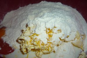 Desert placinta frageda cu branza dulce si stafide